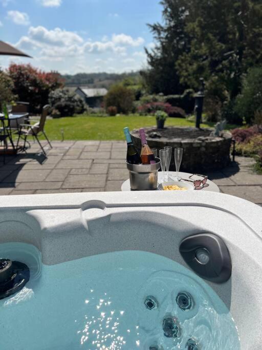 A Spacious Hidden Gem With Hot Tub, Lovely Garden & Views Kington  Exterior foto